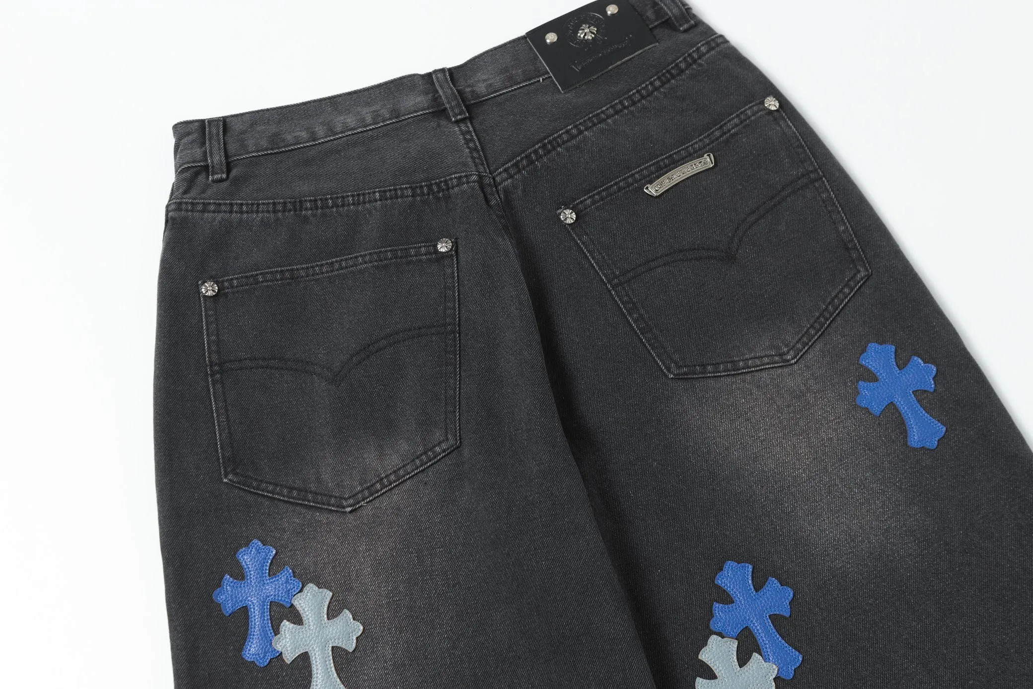 KE303 P270 The only correct leather label version on the market Chrome Hearts CH Heavy-duty washed distressed wide-leg jeans Top ceiling quality 100% correct version The correct version is here!  Believe me this must be the best quality you will ever come across! ! Excellent value for money! !  Styles with different washes and textures are very friendly to people with thin legs and thick legs. The straight version is very flattering to the shape of the legs. The moderate length is timeless and easy to match. It is the basis of various styles and a must-have in the wardrobe! ! Add a little stacking to make the atmosphere easy to control. The fabric is stiff but the upper body is soft without losing texture. The sides and cuffs of some styles have a bone-wash effect. It’s really hard not to love it!  ✅Correctly customize the Croxin metal leather label on the back panel. It is definitely not sold directly with the cross on the finished jeans. 1:1 copying strives for excellence and the details are perfectly grasped. ✅The cross leather label is clear and smooth. Exquisite turning top craftsmanship. ✅Buttons, zippers and hardware are all customized versions of the Croxin LOGO. ✅High-cost washing process. Size: 28 30 32 34 36